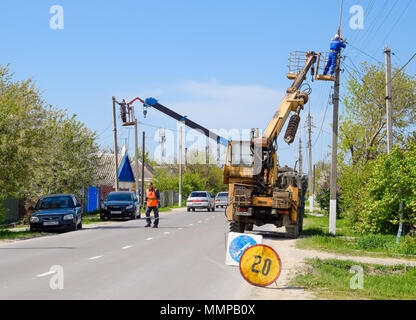 Slavjansk-auf-Kuban, Russland - 24 April, 2018: Elektriker die Stromversorgung reparieren. Arbeitnehmer sind Schlosser Elektriker. Stockfoto