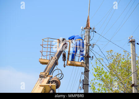 Slavjansk-auf-Kuban, Russland - 24 April, 2018: Elektriker die Stromversorgung reparieren. Arbeitnehmer sind Schlosser Elektriker. Stockfoto