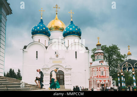 Sergiev Posad, Russland - 23. Mai 2015: Menschen zu Fuß in der Nähe der Mariä-Entschlafens-Kathedrale (Annahme) (1559-1585) in der Dreifaltigkeit Lavra von St. Sergius Stockfoto