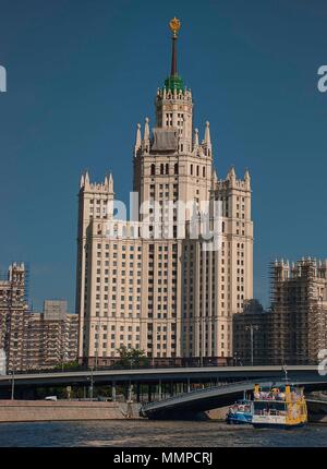 Der kotelnicheskaya Damm Gebäude am Ufer der Moskwa ist auf der Städte ist sogar Schwestern" - Moskau, Russland Stockfoto
