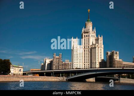 Das Kotelnicheskaya Embankment Gebäude am Ufer des Moskwa Flusses ist eine der Städte "Sieben Schwestern" - Moskau, Russland Stockfoto
