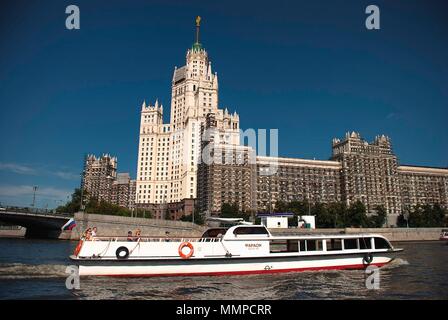 Das Kotelnicheskaya Embankment Gebäude am Ufer des Moskwa Flusses ist eine der Städte "Sieben Schwestern" - Moskau, Russland Stockfoto