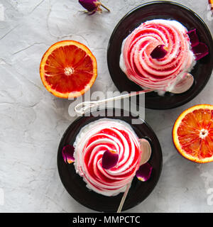 Rose Wasser Blutorange und Vanilleeis auf einem Teller serviert. Weißer Stein Hintergrund. Stockfoto