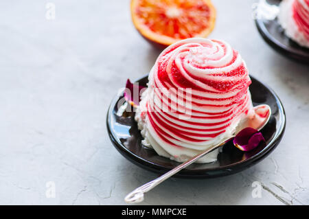 Rose Wasser Blutorange und Vanilleeis auf einem Teller serviert. Weißer Stein Hintergrund. Stockfoto