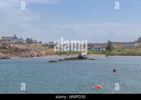 Blick zurück in Fionnphort vom Calmac Fähre auf dem Weg von der Insel Mull, Iona, Argyll und Bute auf den Inneren Hebriden, Schottland, Großbritannien Stockfoto