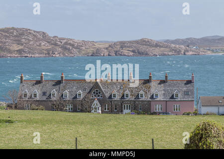 Häuser in der Nähe von Iona Abbey auf der Insel Iona, Argyll und Bute auf den Inneren Hebriden, Schottland, UK mit der Isle of Mull und Fionnphort im Hintergrund Stockfoto