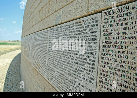 Namen deutscher Soldaten, die während der Schlacht von Stalingrad an einer Mauer auf dem Militärfriedhof Rossoschka bei Wolgograd, Russland, getötet wurden Stockfoto