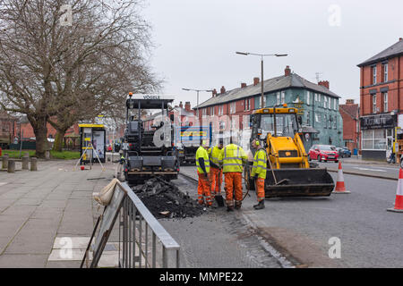 Baustellen Maschinenbauer in Hi-vis Jacken auf Smithdown Road, Liverpool Stockfoto