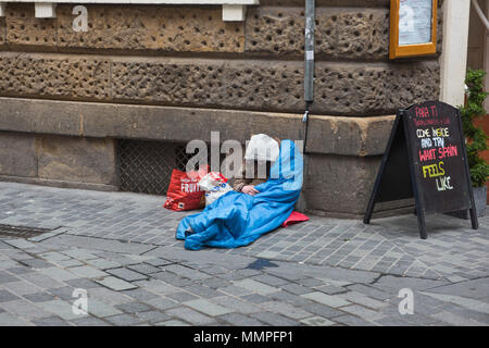 Ein Obdachloser in einem Schlafsack in Liverpool City Centre Stockfoto
