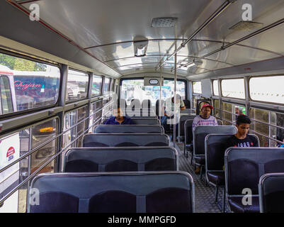 Port Louis, Mauritius - Jan 13, 2017. Leute sitzen auf dem Bus in Port Louis, Mauritius. Port Louis ist die Land wirtschaftliche, kulturelle und politische Stockfoto