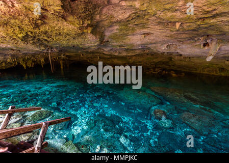 Cenote Dos Ojos in Quintana Roo, Mexiko. Menschen Schwimmen und Schnorcheln im klaren Wasser. Dieser cenote liegt in der Nähe von Tulum in Halbinsel Yucatan gelegen, Mir Stockfoto