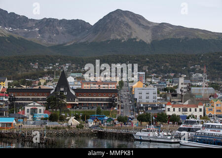 Südamerika, Argentinien, Ushuaia. Hafen mit Blick auf die typischen Sightseeing Boote im Hafen. Stockfoto