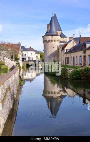 Halten der befestigte Tor Saint-Julien auf der Huisne Fluss mit großen Reflexion an La-Ferté-Bernard, eine französische Gemeinde im Département Sarthe in der Region Pays de Stockfoto