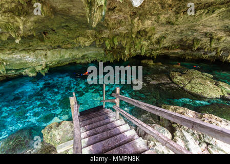 Cenote Dos Ojos in Quintana Roo, Mexiko. Menschen Schwimmen und Schnorcheln im klaren Wasser. Dieser cenote liegt in der Nähe von Tulum in Halbinsel Yucatan gelegen, Mir Stockfoto