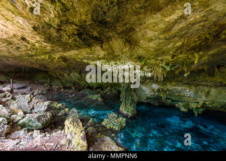 Cenote Dos Ojos in Quintana Roo, Mexiko. Menschen Schwimmen und Schnorcheln im klaren Wasser. Dieser cenote liegt in der Nähe von Tulum in Halbinsel Yucatan gelegen, Mir Stockfoto