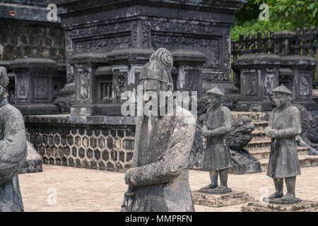 Antike Statuen in Khai Dinh Grab in Hue Vietnam Stockfoto