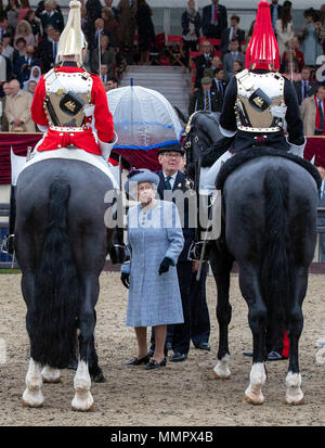 Queen Elizabeth II präsentiert die Awards an die Besten ausfiel, Trooper der Household Cavalry bei Tag vier der Royal Windsor Horse Show im Schloss Windsor, Berkshire. Stockfoto