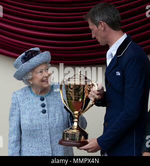 Queen Elizabeth II präsentiert die Auszeichnungen zu den führenden Springreiter Daniel Deusser bei Tag vier der Royal Windsor Horse Show im Schloss Windsor, Berkshire. Stockfoto