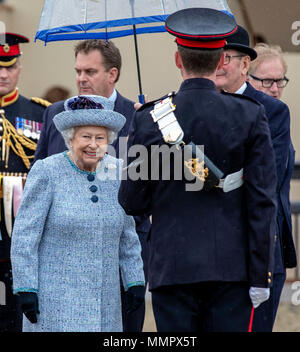 Queen Elizabeth II präsentiert die Awards an die Besten ausfiel, Trooper der Household Cavalry bei Tag vier der Royal Windsor Horse Show im Schloss Windsor, Berkshire. Stockfoto