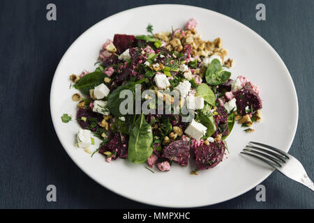 Rote-bete-Salat mit Frischkäse, Baby Spinat und Walnüsse. Europäische Küche. Ökologische Lebensmittel. Vegetarische Vorspeise. Gesunde Lebensweise. Einfache Seite dis Stockfoto