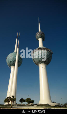 Außenansicht zu frischem Wasser Reservoir aka Kuwait Towers Kuwait - 07.01.2015 Stockfoto