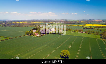 Luftbild der Wehrkirche St. Martin im Aldington, Kent, England Stockfoto