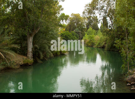 Der ruhige Fluss Jordan an der Taufstelle Yardenit der traditionelle Ort von Johannes dem Täufer und seinem Ministerium Stockfoto