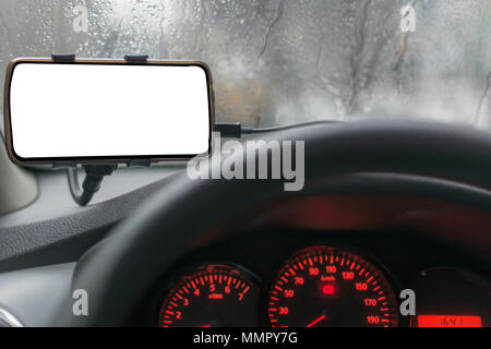 Das Fahren eines Autos mit Smartphone in Halter, regnerischer Tag Stockfoto