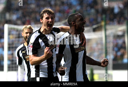 Notts County Jonathan Forte (rechts) feiert ersten Ziel seiner Seite des Spiels zählen während der Sky Bet League Zwei Entscheidungsspiel in der Ricoh Arena in Coventry. Stockfoto