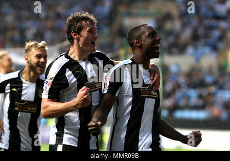 Notts County Jonathan Forte (rechts) feiert ersten Ziel seiner Seite des Spiels zählen während der Sky Bet League Zwei Entscheidungsspiel in der Ricoh Arena in Coventry. Stockfoto