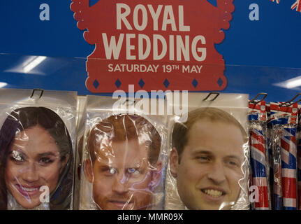 Königliche Hochzeit Harry, William und Megan Markle Karton Masken. Stockfoto