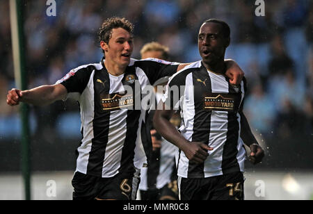 Notts County Jonathan Forte (rechts) feiert zählenden erste Ziel seiner Seite des Spiels mit Matthew Tugend (links) Während der Sky Bet League Zwei Entscheidungsspiel in der Ricoh Arena in Coventry. Stockfoto