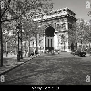 1950er Jahre, historische Bild von J Allan Cash Übersicht Fahrzeuge der Tag an der berühmten französischen Wahrzeichen, Arc de Triomphe, entfernt von der Place de l'Etoile, die Avenue des Champs-Élysées. Das eindrucksvolle Monument wurde gebaut, um die militärische Siege von Napoleon und die französische Armee zu feiern und wurde im Jahr 1836 abgeschlossen. Stockfoto