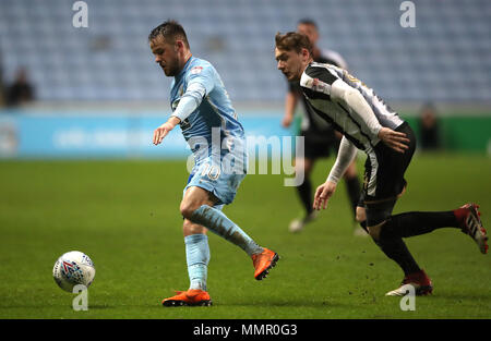 Notts County Elliott Hewitt (rechts) Jagt von Coventry City Marc McNulty (links) Während der Sky Bet League Zwei Entscheidungsspiel in der Ricoh Arena in Coventry. Stockfoto