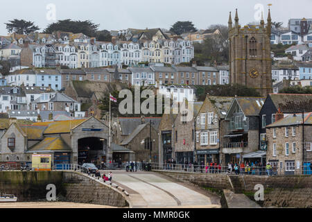 Die kornische Angeln Stadt oder Dorf St Ives an der Küste von Cornwall mit dem Hafen Slipway und Rettungsboot Station oder der Einleitung von Schuppen. Künstler Kunst. Stockfoto