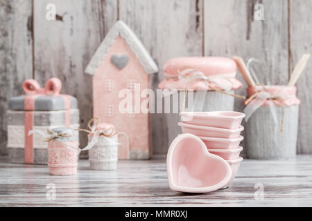 Grau und pink süß dekorative Küchenutensilien auf weißem Holz Hintergrund Stockfoto