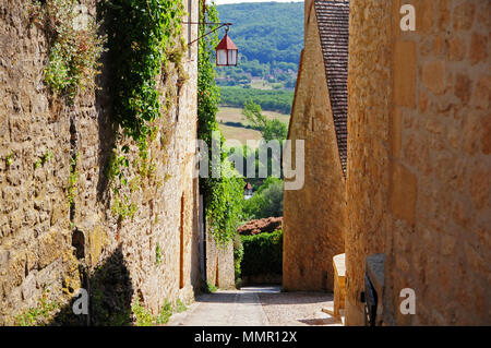 Malerische Straße im mittelalterlichen Dorf Beynac-et-Cazenac, Dordogne, Frankreich Stockfoto