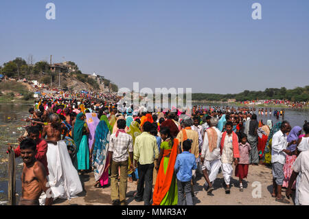 Baneshwar, Bernbeuren, Rajasthan, Indien - 14. Februar 2011: große Anzahl von Gläubigen bereit für die traditionelle rituelle Bad im heiligen Fluss. Stockfoto