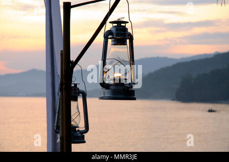 Laternen, Kerosene Laternen am Strand, Alila Resort, Candi Dasa, Bali, Alila Resort, Uluwautu Indonesien, Stockfoto