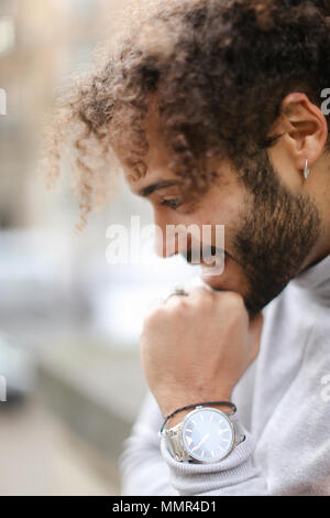 Nahaufnahme Gesicht der afro-amerikanischen Geschäftsmann, tragen, grau Rollkragen-pullover und Lockige braune Haare. Stockfoto