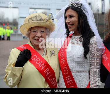 Racegoers in Aintree wurden heute, als sie sahen, wie Meghan Markle ihren Junggesellinnenabschied mit der Königin und die Herzogin von Cambridge feiert im Grand National Festival betäubt. Die Braut zu sein und Ihre zukünftigen Großmutter und Schwägerin wurden an die Heimat der Grand National Genießen der Ladbrokes Gastfreundschaft beschmutzt, Wetten und schlürfen Champagner. Es war unklar, ob die Royal Party im Geld waren. Das spoof Fotoshooting war von Ladbrokes, die Buchmacher organisiert, vor der Grand National, der findet am Samstag (14.April). Nach dem Buchmacher bis zu £ 150 Mio Stockfoto