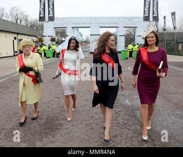 Racegoers in Aintree wurden heute, als sie sahen, wie Meghan Markle ihren Junggesellinnenabschied mit der Königin und die Herzogin von Cambridge feiert im Grand National Festival betäubt. Die Braut zu sein und Ihre zukünftigen Großmutter und Schwägerin wurden an die Heimat der Grand National Genießen der Ladbrokes Gastfreundschaft beschmutzt, Wetten und schlürfen Champagner. Es war unklar, ob die Royal Party im Geld waren. Das spoof Fotoshooting war von Ladbrokes, die Buchmacher organisiert, vor der Grand National, der findet am Samstag (14.April). Nach dem Buchmacher bis zu £ 150 Mio Stockfoto