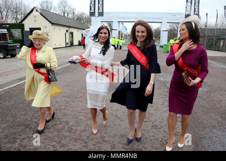 Racegoers in Aintree wurden heute, als sie sahen, wie Meghan Markle ihren Junggesellinnenabschied mit der Königin und die Herzogin von Cambridge feiert im Grand National Festival betäubt. Die Braut zu sein und Ihre zukünftigen Großmutter und Schwägerin wurden an die Heimat der Grand National Genießen der Ladbrokes Gastfreundschaft beschmutzt, Wetten und schlürfen Champagner. Es war unklar, ob die Royal Party im Geld waren. Das spoof Fotoshooting war von Ladbrokes, die Buchmacher organisiert, vor der Grand National, der findet am Samstag (14.April). Nach dem Buchmacher bis zu £ 150 Mio Stockfoto