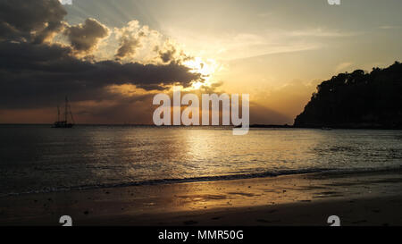 Ruhigen Strand mit Silhouette des Schiffes auf dem Meer im Hintergrund, während Golden Sunset Licht. Kantiang Bay, Koh Lanta, Thailand Stockfoto