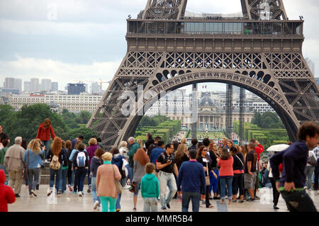 Touristen vor dem Hintergrund der Eiffelturm, Paris Frankreich Sommer 2013. Stockfoto