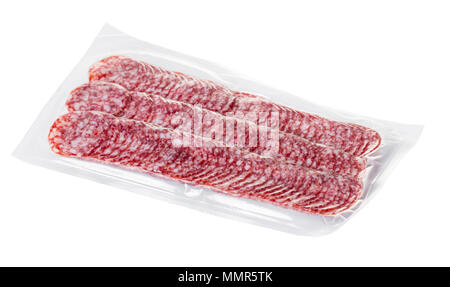 In Scheiben geschnittene Salami in einem Paket auf weißem Hintergrund isoliert Stockfoto