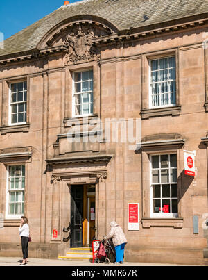 Haddington Post Fassade, historischen Gebäude, Court Street, East Lothian, Schottland, Großbritannien mit junge Frau und behinderte Frau Stockfoto