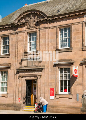 Haddington Post Fassade, historischen Gebäude, Court Street, East Lothian, Schottland, UK Deaktiviert alte Frau mit Mobilität rollator Unterstützung mit Rädern Stockfoto