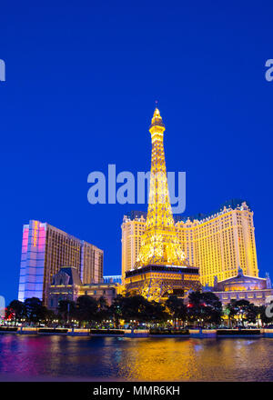 LAS VEGAS, Nevada - Mai 17, 2017: schöne Nacht Szene von Paris Las Vegas Resort über Wasser mit anderen Hotels und Kasinos in Aussicht. Stockfoto