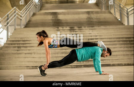 Sportlich junges Paar zu tun Stretching Übungen im Freien Stockfoto